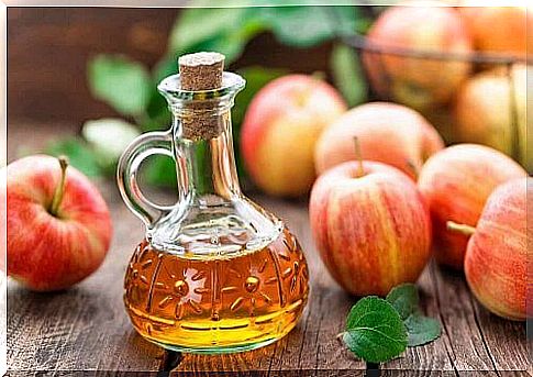 apple cider vinegar and apples