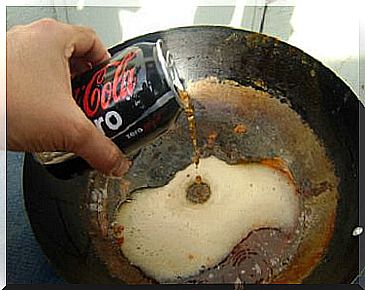 Cola for cleaning a pan