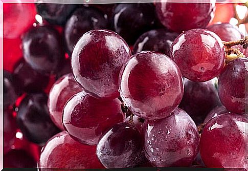 Eating grapes every day to protect your body