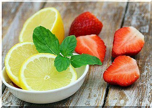 Purify your body: lemon and strawberry