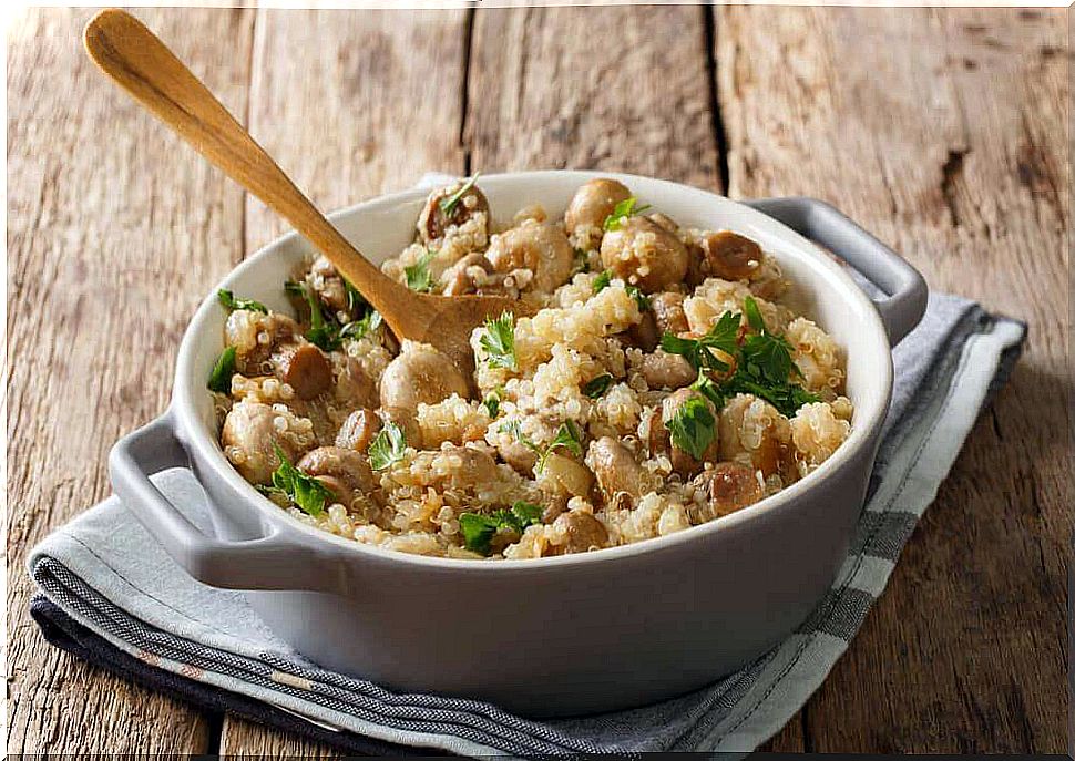 Quinoa risotto with mushrooms, chicken and leek