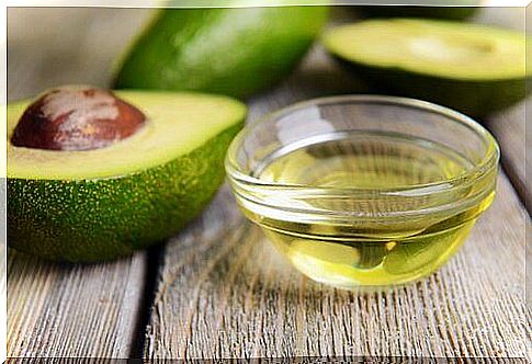 Natural remedies with avocado to care for dry and chapped lips