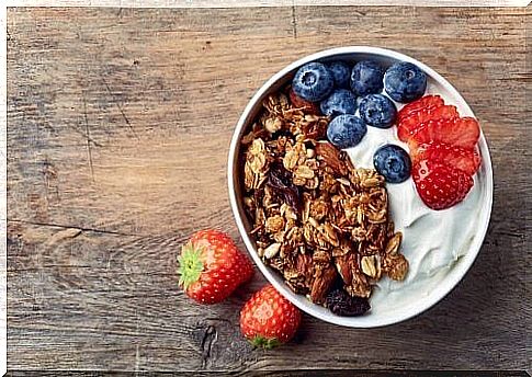 yogurt with oats and fruit as one of the best breakfast options 
