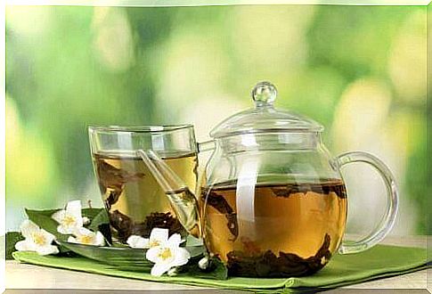 Teapot and tea glass with tea