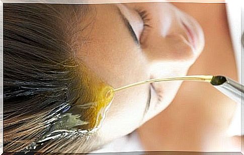 Woman pours olive oil in her hair